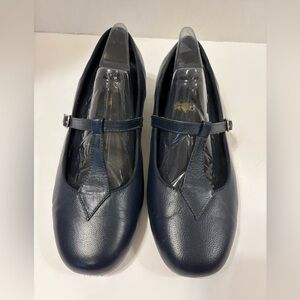 Dancing Dolls navy blue t-strap leather dance shoes size 8 1/2 WW